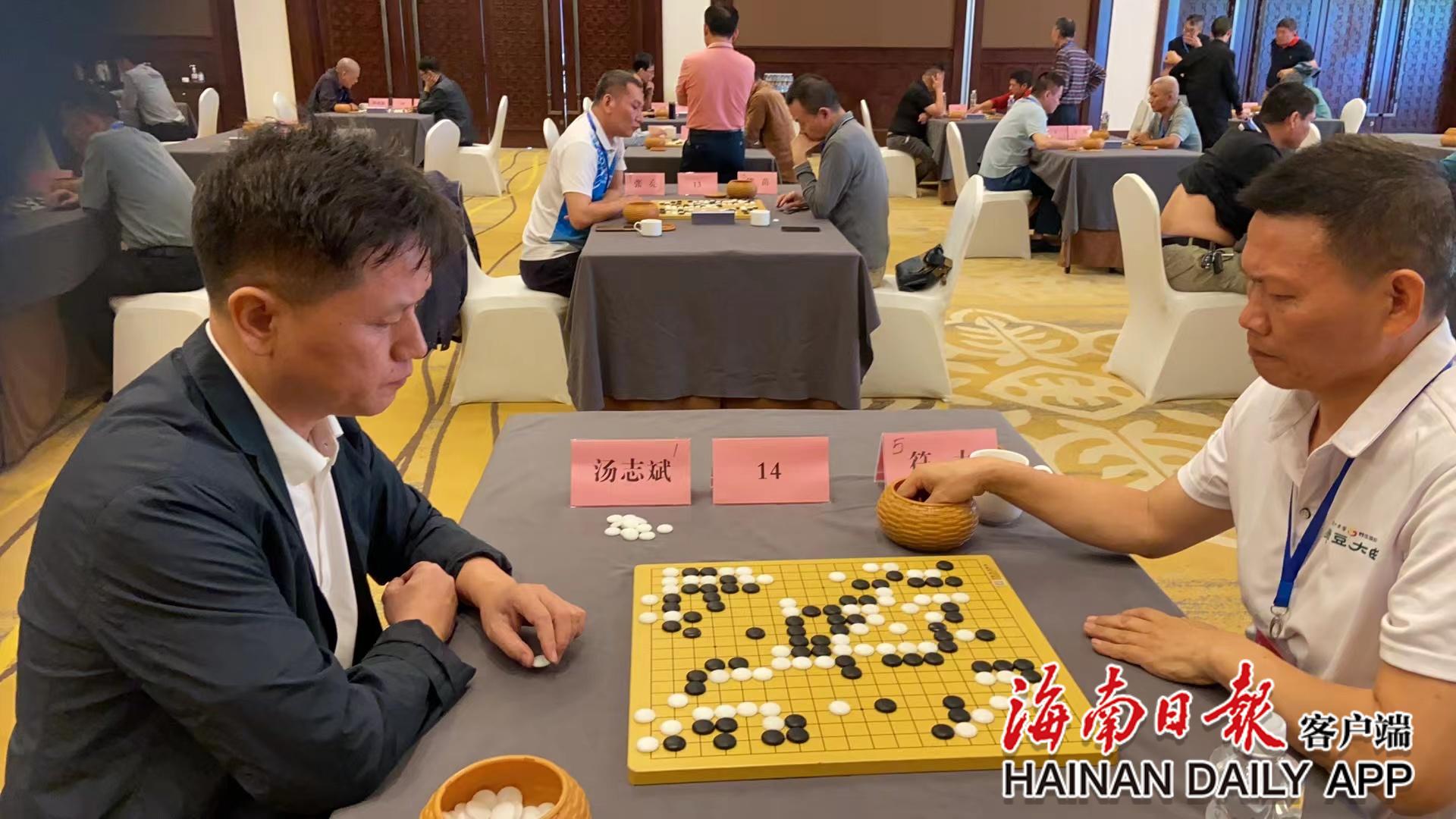 棋手在比賽中。海南日報記者王黎剛 攝