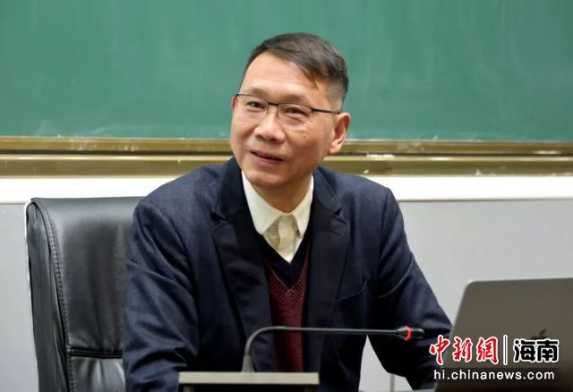12月23日，旅瓊文藝家大講壇今年第12講走進�？诮�(jīng)濟學(xué)院。中國美術(shù)家協(xié)會會員、江漢大學(xué)美術(shù)學(xué)院原院長、旅瓊文藝家王心耀主講“美術(shù)館的學(xué)術(shù)視野與人文關(guān)懷”。馬良供圖