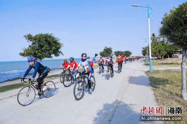 2月2日，2024年樂東縣環(huán)島旅游公路“龍行樂東·踏浪騎行”迎龍年活動在樂東縣鶯歌海鎮(zhèn)親水廣場啟動。葉瑩供圖