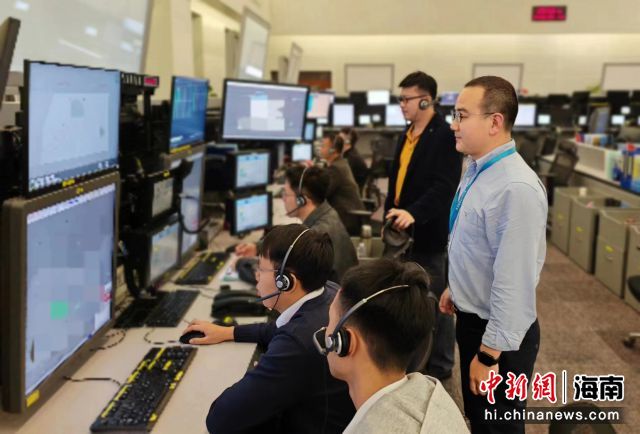 海南空管分局進(jìn)近管制席位工作現(xiàn)場(chǎng)。陳卓攝