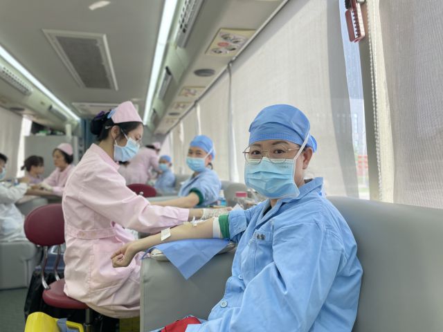 醫(yī)務(wù)工作人員無償獻(xiàn)血活動(dòng)現(xiàn)場(chǎng)。海醫(yī)二院供圖。