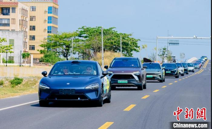 中國·海南2024首屆新能源汽車眾測環(huán)島賽開賽，20余款熱銷新能源汽車就續(xù)航能力和智駕水平展開角逐。中國國際消費品博覽會供圖