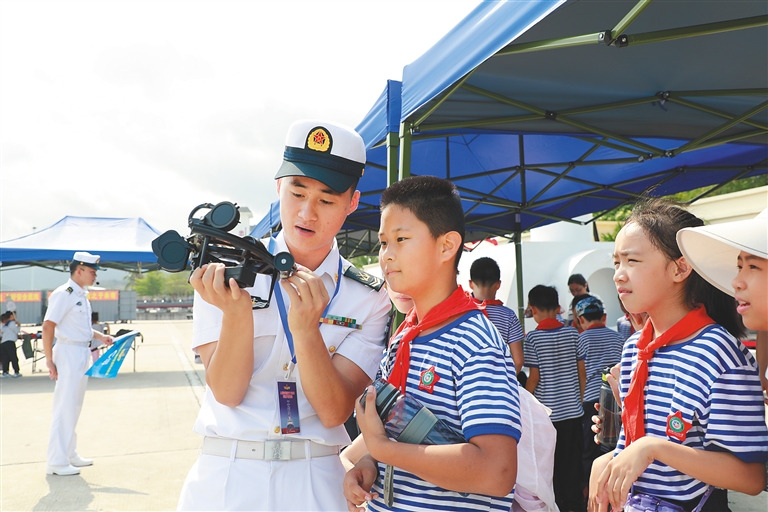 4月20日，海軍某基地舉辦“軍營(yíng)開放日”活動(dòng)。圖為參加活動(dòng)的三亞市小學(xué)生在聽取航海儀器介紹。 通訊員 楊凱祥 攝