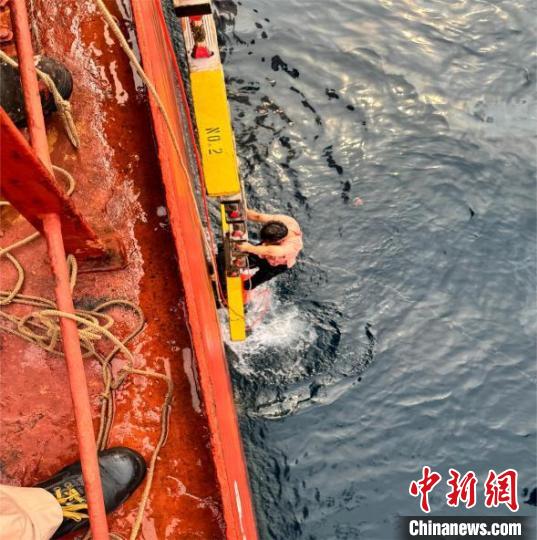 漁民獲救。廣東海事局 供圖