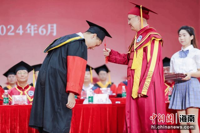 6月23日，海南大學校長、中國科學院院士駱清銘在海南大學2024年畢業(yè)典禮暨學位授予儀式上為博士畢業(yè)生撥穗正冠。 海南大學供圖