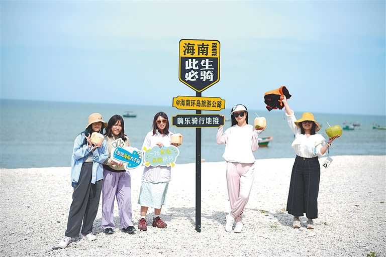 七月二日，游客在“牛奶�！鼻芭恼沾蚩�。海南日報全媒體記者 張茂 攝