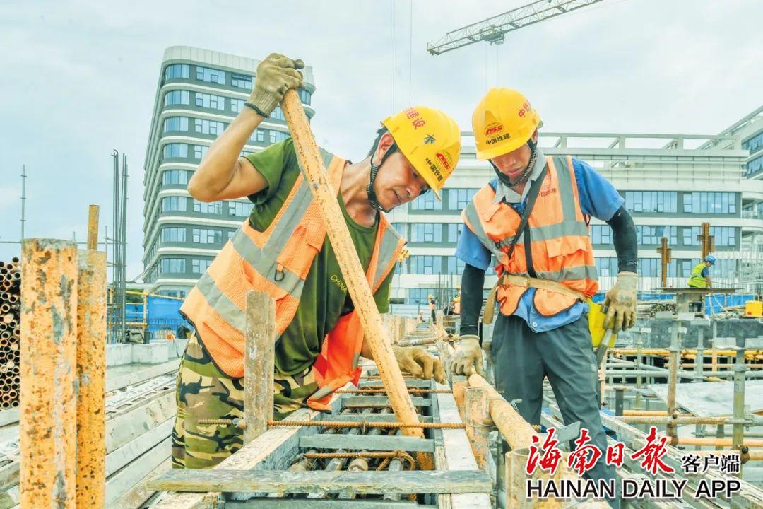 近日，在�？诮瓥|新區(qū)的國(guó)家緊急醫(yī)學(xué)救援基地(海南)建設(shè)項(xiàng)目現(xiàn)場(chǎng)，施工人員在加固模板。