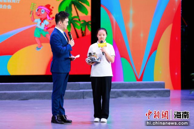 10月18日，海南2024年“新時(shí)代海南好少年”先進(jìn)事跡發(fā)布儀式及“童聲里的中國(guó)”海南少年兒童合唱展演活動(dòng)在海口舉行。圖為“新時(shí)代海南好少年”曹儷騰展示自創(chuàng)機(jī)器人。錢佳欣供圖