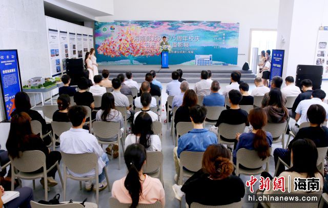 11月6日，“筆墨丹青·光影傳情”——海南師范大學(xué)75周年校慶書法·繪畫·攝影展在該校開展。海南師范大學(xué)供圖