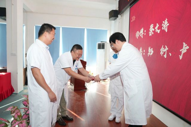 海南省人民醫(yī)院屯昌分院近日舉行幫扶醫(yī)療專家“師帶徒”拜師儀式。黃慶寬供圖