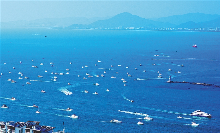 日前，在三亞，大批游客乘坐游艇出海觀光。 海南日報全媒體記者 王程龍 攝