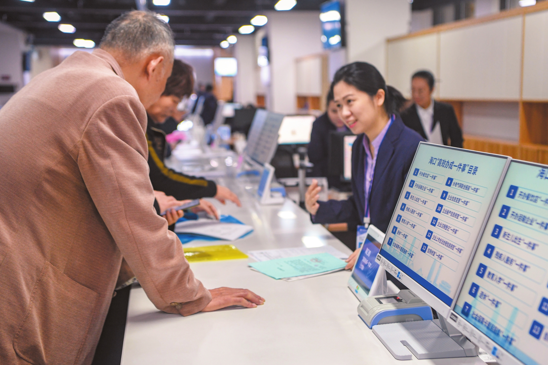 在�？谑姓⻊�(wù)服務(wù)中心，“高效辦成一件事”讓企業(yè)和群眾獲得了更多便捷辦事的體驗(yàn)。 本報(bào)記者 蘇弼坤 攝