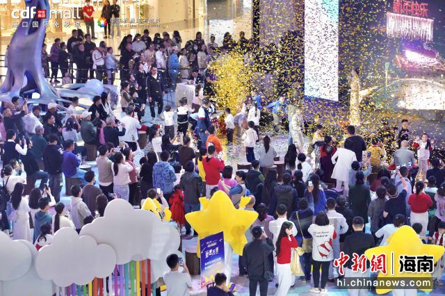 �？趪H免稅城的跨年活動吸引游客參與。cdf�？趪H免稅城供圖