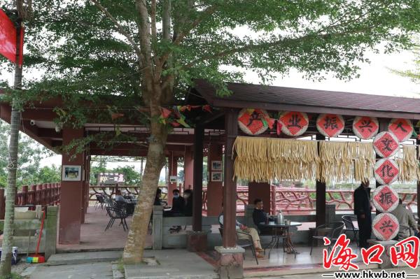 村民喝著咖啡嘮家常。（秀英區(qū)供圖）