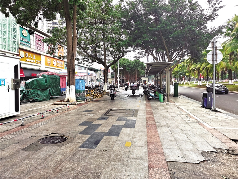 龍昆南路人行道路面光滑，部分地磚損壞、缺失，存在安全隱患。