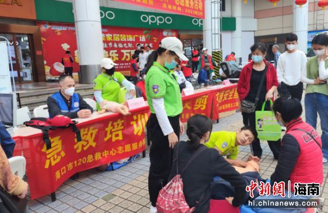 美蘭區(qū)開展“繼承優(yōu)良傳統(tǒng) 弘揚(yáng)雷鋒精神”志愿服務(wù)活動。 美蘭區(qū)委宣傳部供圖