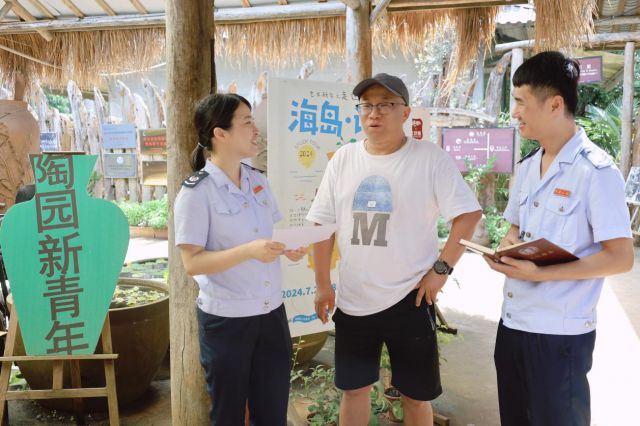 圖為國(guó)家稅務(wù)總局澄邁縣稅務(wù)局干部走進(jìn)澄邁紅坎嶺陶藝園開(kāi)展涉稅輔導(dǎo)，了解企業(yè)經(jīng)營(yíng)情況，為企業(yè)送去稅惠政策，助力研學(xué)企業(yè)發(fā)展。圖片來(lái)源：國(guó)家稅務(wù)總局海南省稅務(wù)局